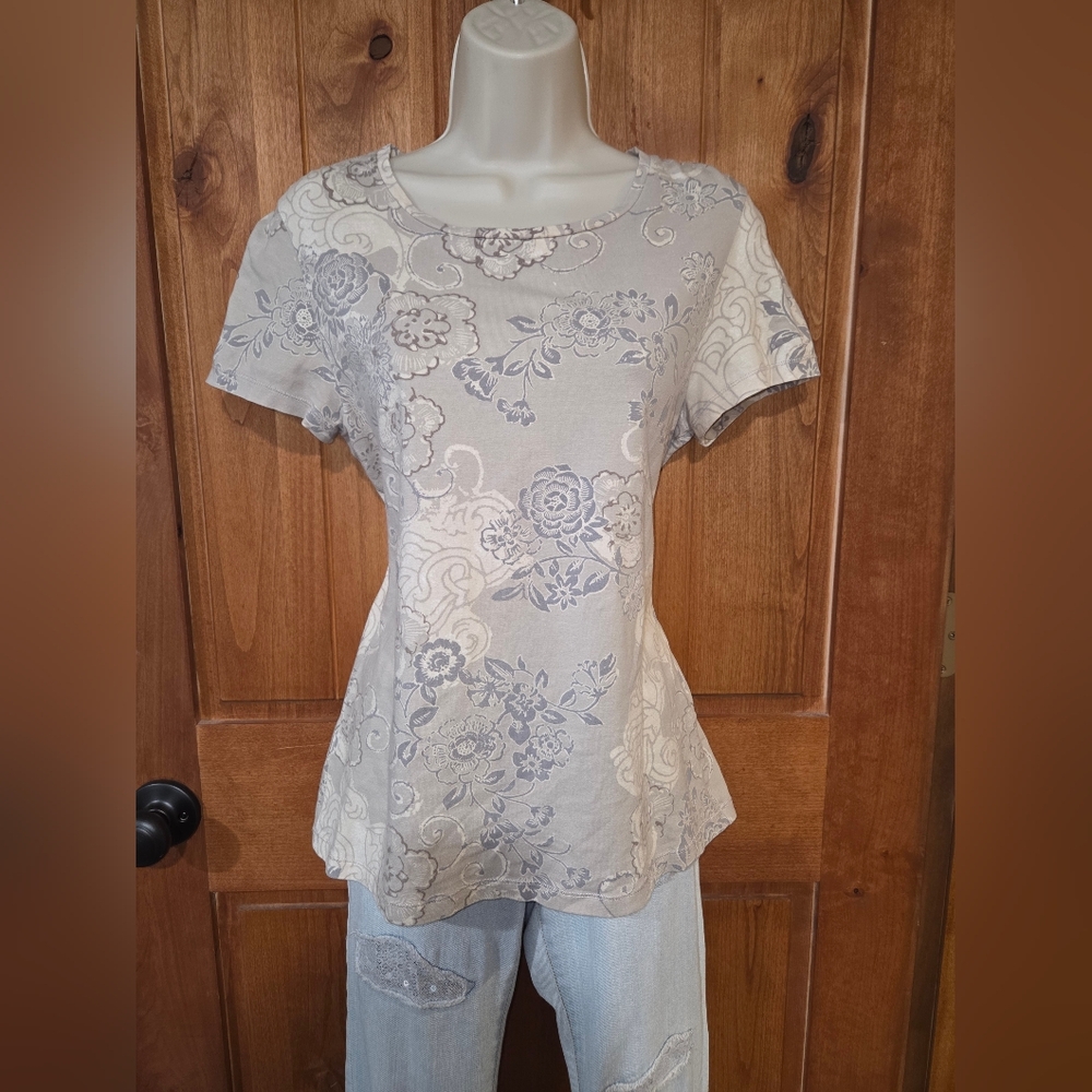Floral Scoop Neck Short‎ Sleeve Top in Light Gray & Tan